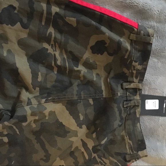 Fashion Nova Oversized Camo Pants - Picture 3 of 4